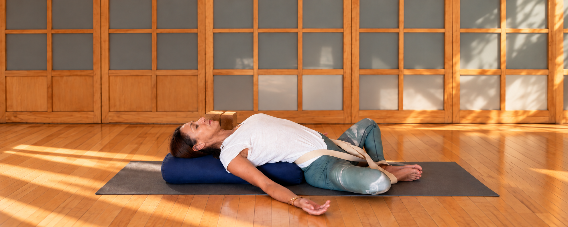 Yoga restaurativo nella luce dorata (1)